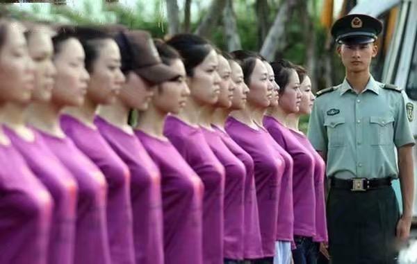 中国女兵方队，荣耀与力量的全屏展现，中国女兵方队，荣耀与力量的完美展现