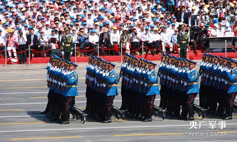 揭秘2015大阅兵中的擎旗手，荣耀与责任并存，揭秘大阅兵中的擎旗手，荣耀与责任同行