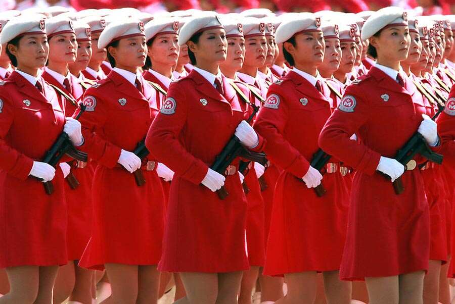 阅兵式上的女兵方队，展现新时代巾帼英雄风采，阅兵式上的女兵方队，展现新时代巾帼英雄风采闪耀全场