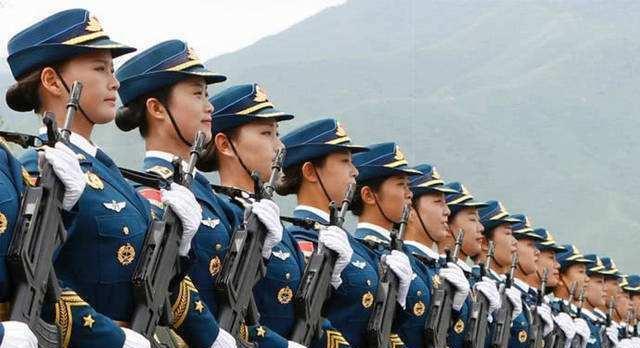 中国女兵最漂亮的表演——英勇与美丽的完美结合，中国女兵的英勇与美丽，完美融合的壮丽表演