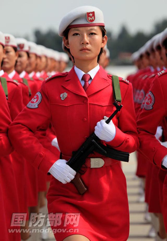 中国女兵穿红衣服阅兵，荣耀与力量的展现，中国女兵红装阅兵，荣耀与力量的璀璨展现