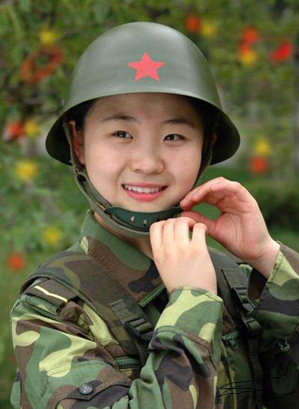 中国女兵最漂亮的照片图片，展现飒爽英姿与坚韧精神，中国女兵飒爽英姿与坚韧精神的最美瞬间图片展示