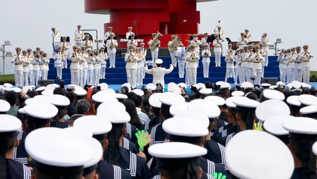 海军70周年阅舰式在五四广场的壮丽展现，海军70周年阅舰式壮丽展现五四广场盛况空前