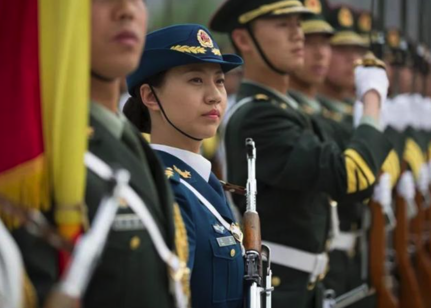 三军仪仗队中的璀璨明珠，女兵程诚与田强的荣耀之路，三军仪仗队中的璀璨明珠，女兵程诚与田强的荣耀征途