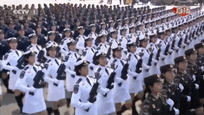 受阅的三军女兵方队，展现新时代巾帼英雄风采，新时代巾帼英雄，三军女兵方队展现风采
