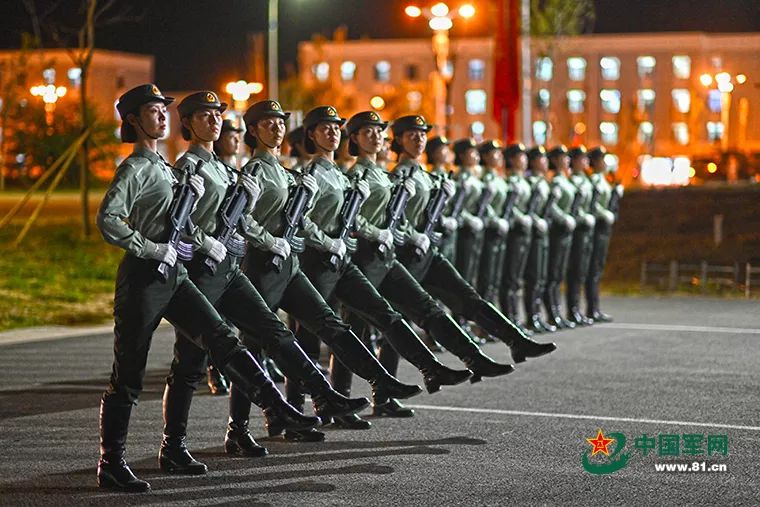 阅兵方阵里士兵们个个腰杆挺直，坚韧意志与荣耀时刻的展现，阅兵方阵，士兵腰杆挺直，展现坚韧意志与荣耀时刻