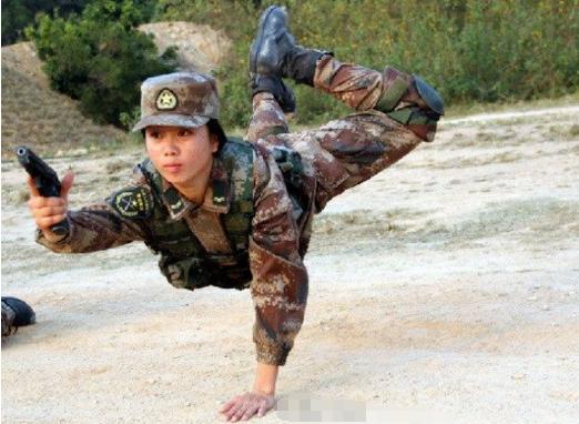 中国武警女兵单人图片，展现新时代巾帼英雄的风采，中国武警女兵风采，新时代巾帼英雄展现英姿图片