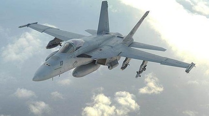F18是重型战斗机吗？探究其定位与特点，F18战斗机的定位与特点，重型之辩