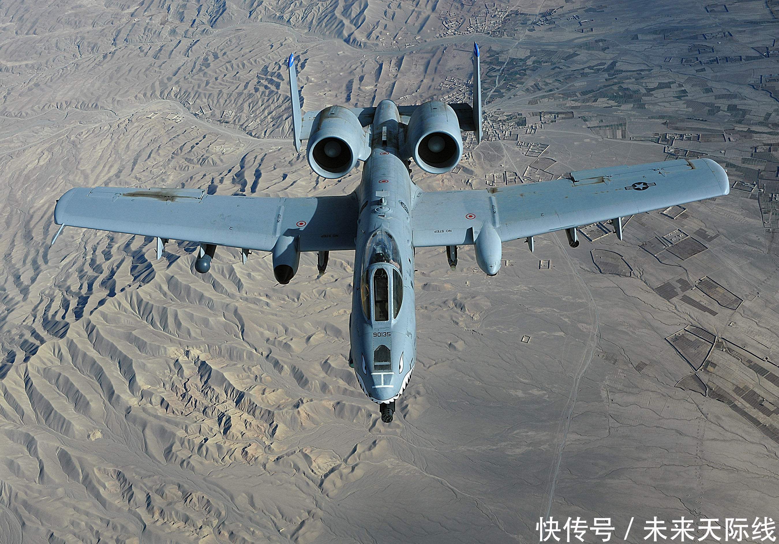 美国A-10疣猪攻击机对地攻击，力量与精度的完美结合，美国A-10疣猪攻击机的威力与精准度，对地攻击的完美展现