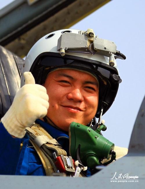 中国空军图片中的男性形象，英勇无畏，翱翔蓝天，中国空军英勇男儿翱翔蓝天图片展