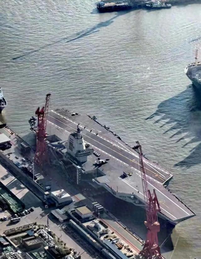 出云号与福建舰，谁更胜一筹？，出云号与福建舰，谁领风骚，一较高下？