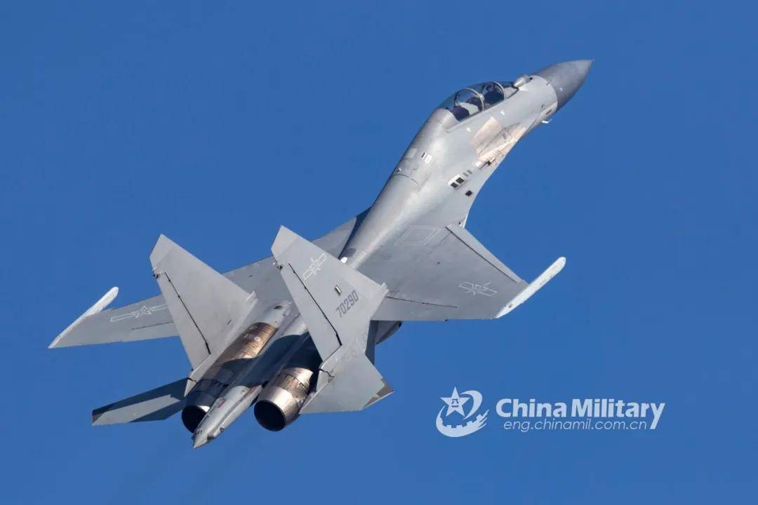 中国空军装备的飞机，力量与荣耀的象征，中国空军装备力量，飞机彰显荣耀与力量
