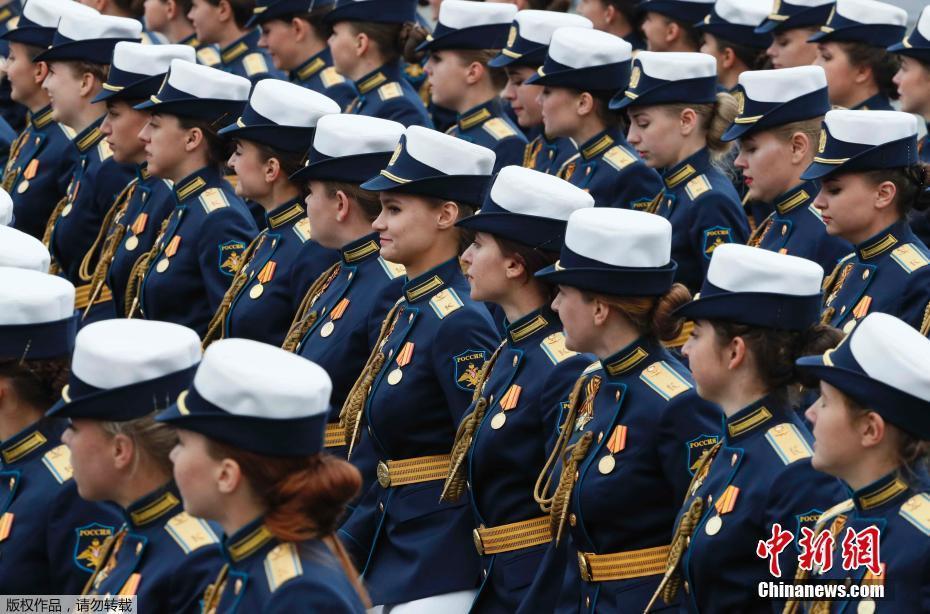 中国女兵仪仗队在俄罗斯的盛大阅兵，中国女兵仪仗队在俄罗斯盛大阅兵展现风采