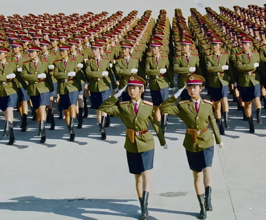 阅兵图片中的女兵，展现力量与荣耀，阅兵女兵风采，力量与荣耀的展现