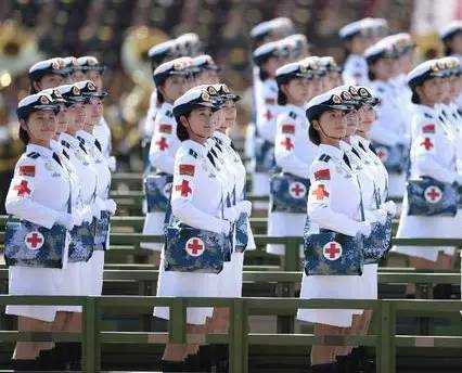 阅兵方阵里士兵们一个个全副武装的壮丽景象，阅兵方阵中的全副武装壮丽景象