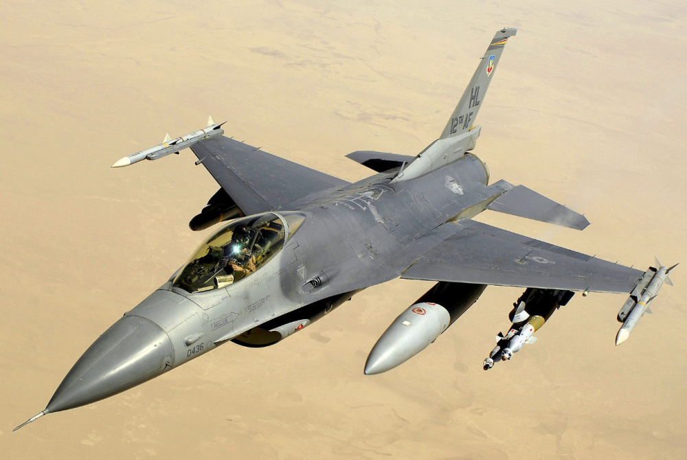 F-16战斗机服役年份探究，F-16战斗机服役年份深度解析