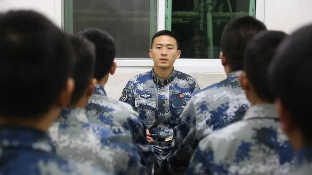 老兵打新兵的故事，磨砺与挑战中的成长之路，老兵与新兵的对决，磨砺与挑战中的成长之路