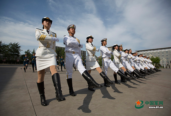 解放军女兵仪仗队完整版，荣耀与力量的展现，解放军女兵仪仗队全景展示，荣耀与力量的璀璨瞬间