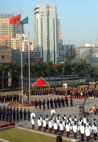 澳门市民观看国庆阅兵，共同感受国家的繁荣与力量，澳门市民共赏国庆阅兵，共感祖国繁荣力量