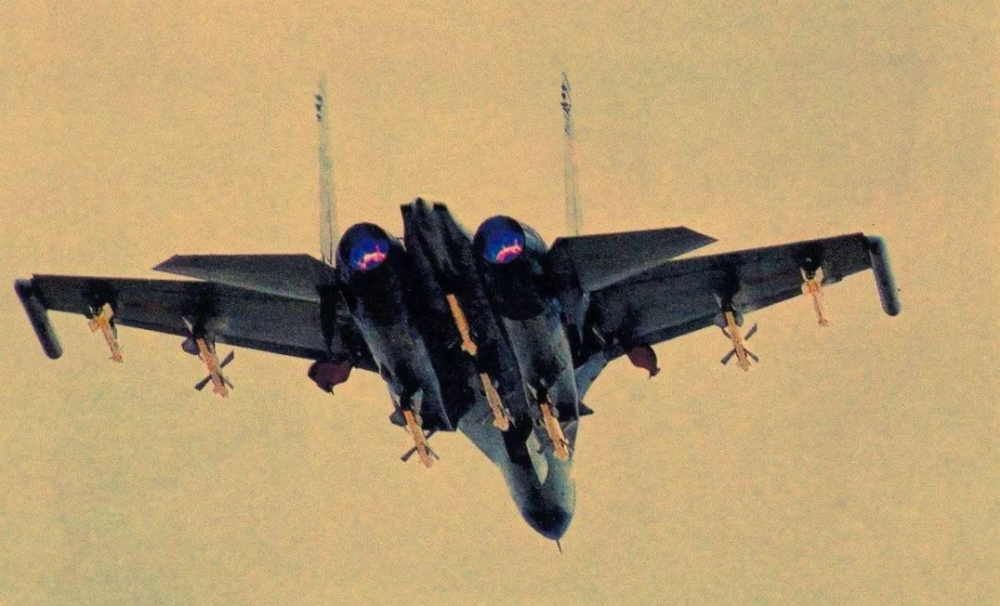 揭秘F-15机腹挂架，空中巨鹰的锐利武器挂载系统，F-15机腹挂架揭秘，空中巨鹰的武器挂载系统探究