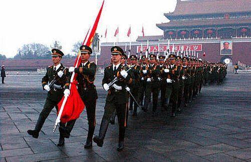 阅兵仪式上走过天安门，正步步伐与背后故事揭秘，阅兵仪式背后的故事，正步走过天安门