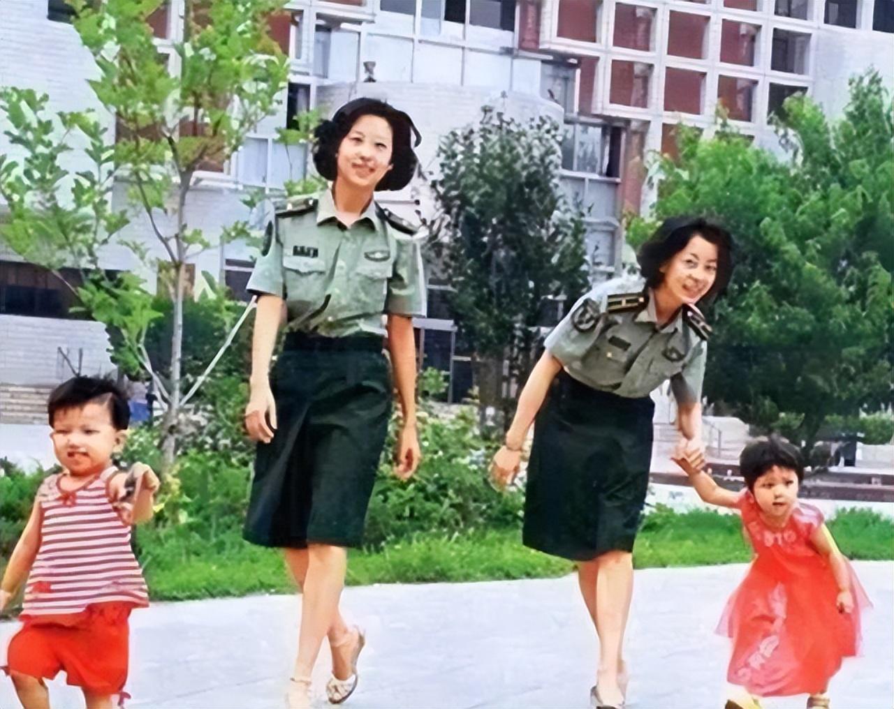中国女兵图片方阵，展现力量与荣耀，中国女兵图片方阵，力量与荣耀的展现