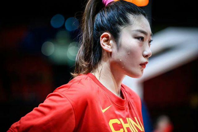 中国女篮新星李梦的最新消息，闪耀球场，砥砺前行，中国女篮新星李梦，球场闪耀，砥砺前行