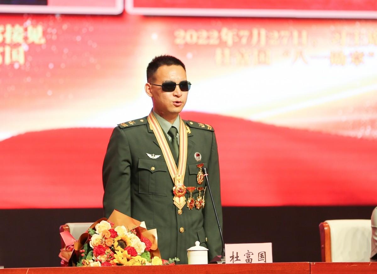 八一勋章背后的英雄事迹——杜富国的故事，杜富国的故事，八一勋章背后的英雄传奇