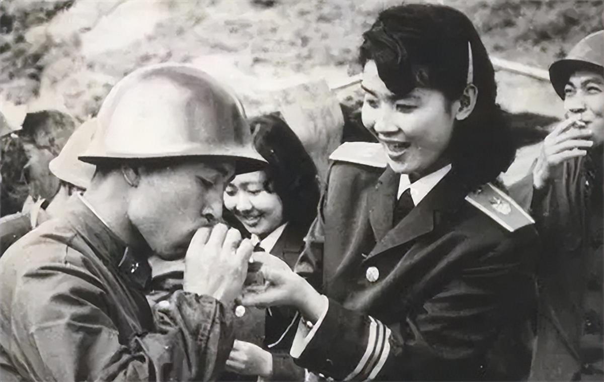 中国女兵在越南，云播中的英勇身影，中国女兵在越南云播中的英勇瞬间