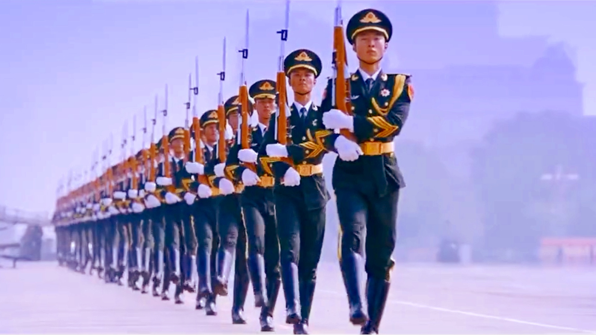 2019年阅兵式中的正步劈枪，展现国家力量与荣耀，阅兵式中的正步劈枪，彰显国家力量与荣耀瞬间