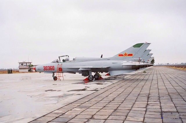 歼-8与歼轰-7，中国空军力量的两大支柱，歼-8与歼轰-7，中国空军力量的双翼支柱
