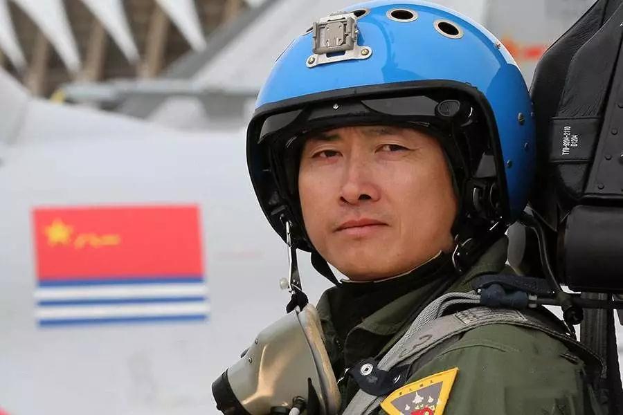 歼-15夜间在辽宁舰上起降，展现中国海军航空兵的实力与担当，歼-15夜间辽宁舰起降，海军航空兵实力展现