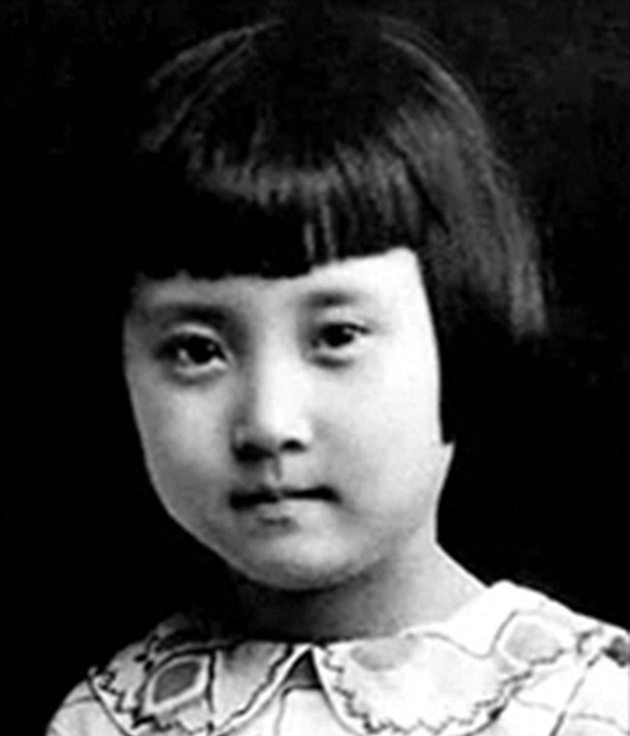 三军仪仗队送行钱学森，荣耀与敬意并行的告别仪式，三军仪仗队致敬钱学森，告别仪式彰显荣耀与敬意