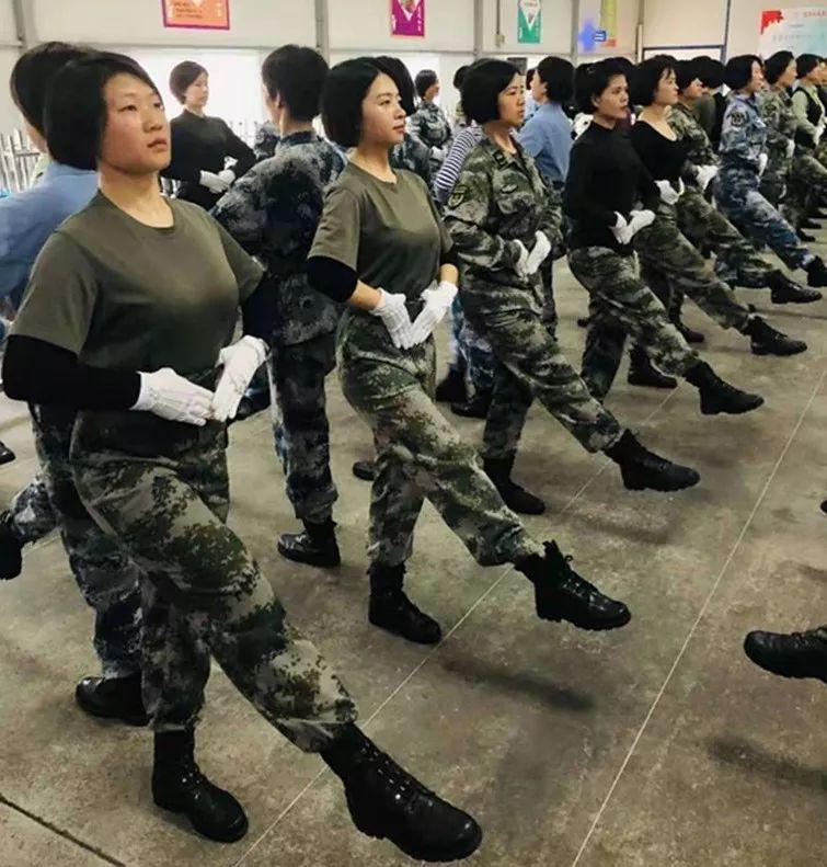 2019国庆阅兵女兵方队视频，展现新时代巾帼英雄风采，新时代巾帼英雄风采，2019国庆阅兵女兵方队视频
