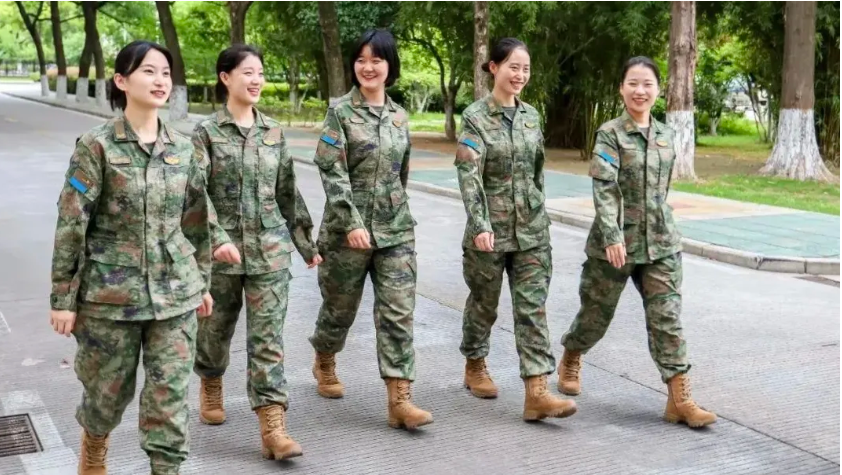 关于21式女兵作训服与男兵的区别探讨，21式女兵作训服与男兵差异探讨，特点与区别分析