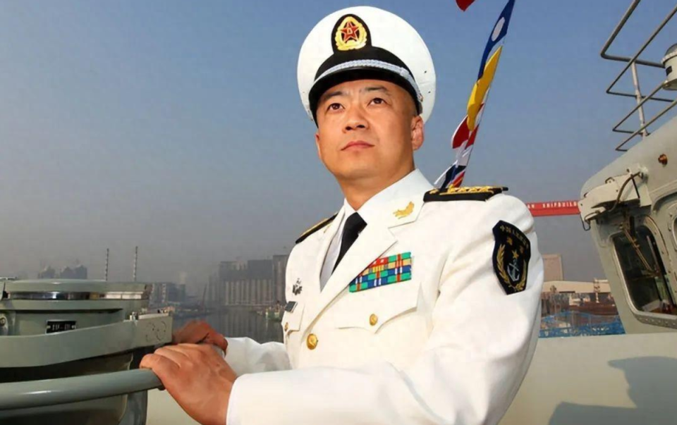 井冈山舰舰长杨扬，一位海军精英的简历与成就，井冈山舰舰长杨扬，海军精英的辉煌历程与成就